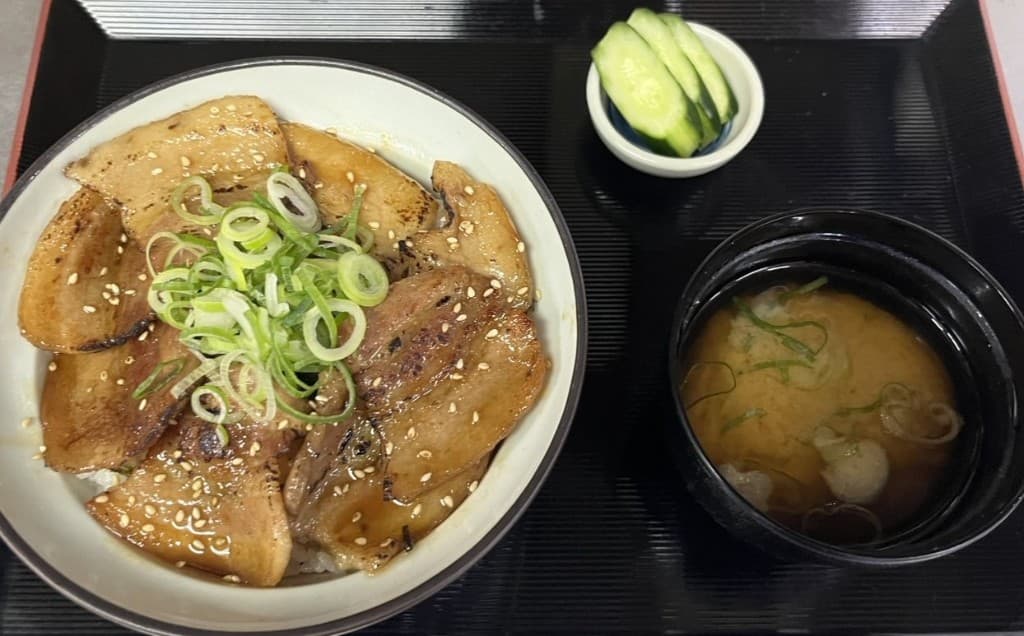 北海道名物 豚丼（850円）