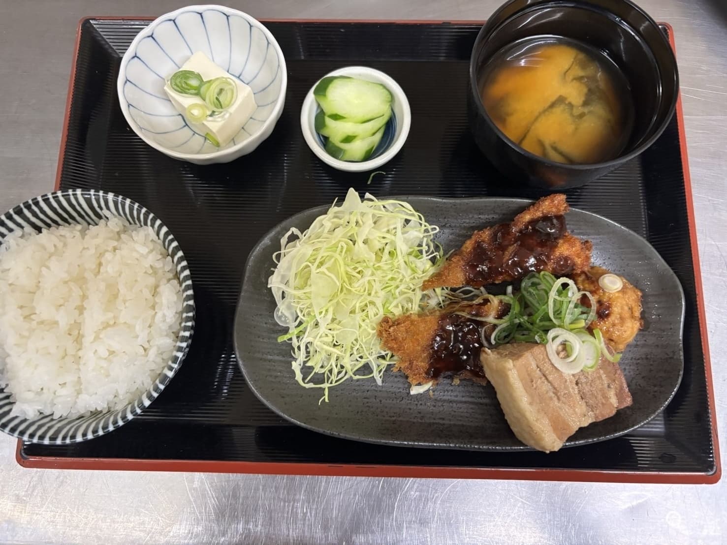 ミックスフライ定食。トンカツとフライ・キャベツ・ご飯・味噌汁・漬物・冷奴付き