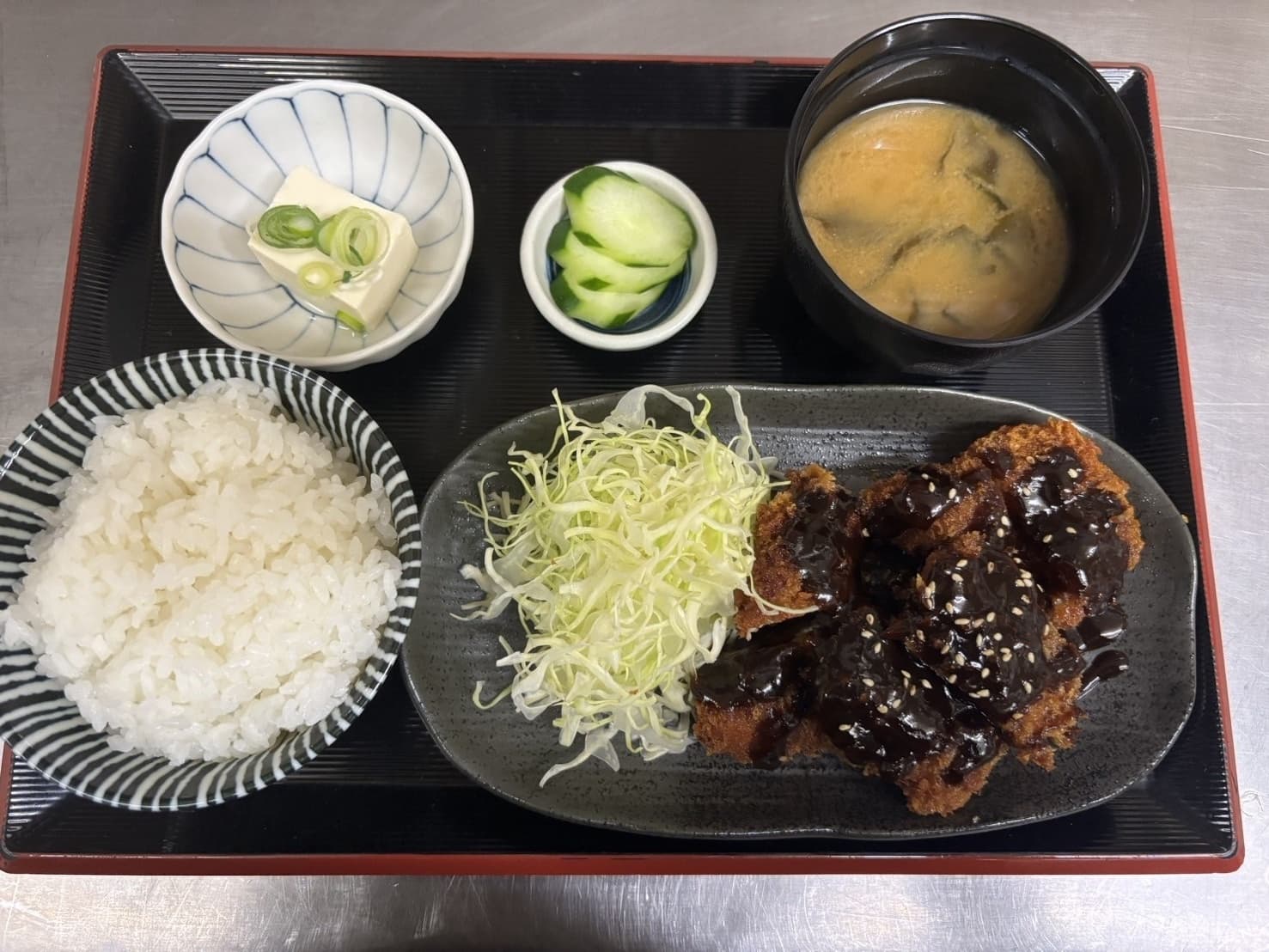 チキン味噌カツ定食。味噌ダレのカツとキャベツ・ご飯・味噌汁・漬物・冷奴付き