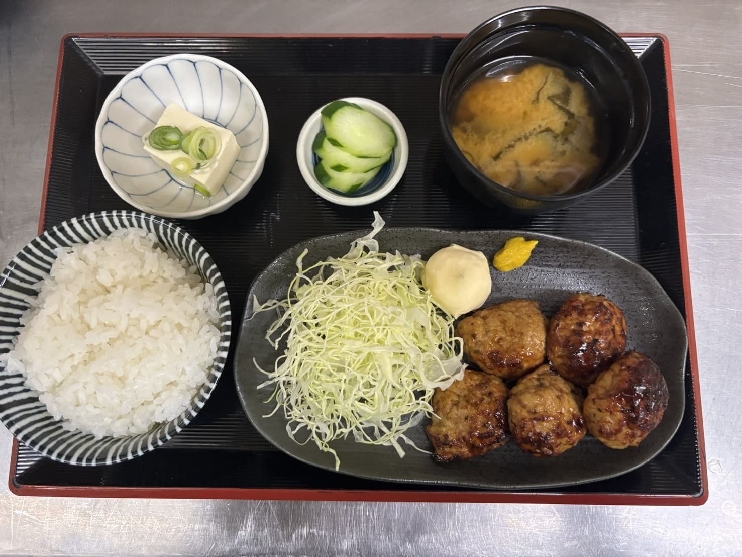 つくね定食。手作りつくねとキャベツ・ご飯・味噌汁・漬物・冷奴付き